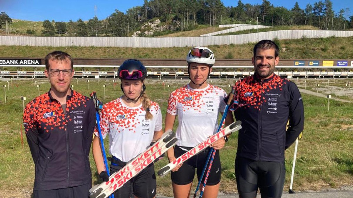 L'equip femení, amb Gina del Rio i Carola Vila, i els tècnics, Cairat i Del Val.