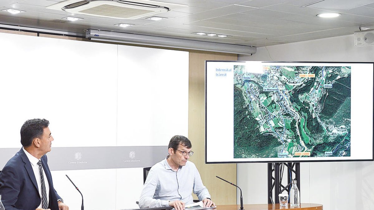 El ministre de Territori i Urbanisme, Raul Ferré, i el cap d'àrea d'Obra Pública, Ramon Serra.