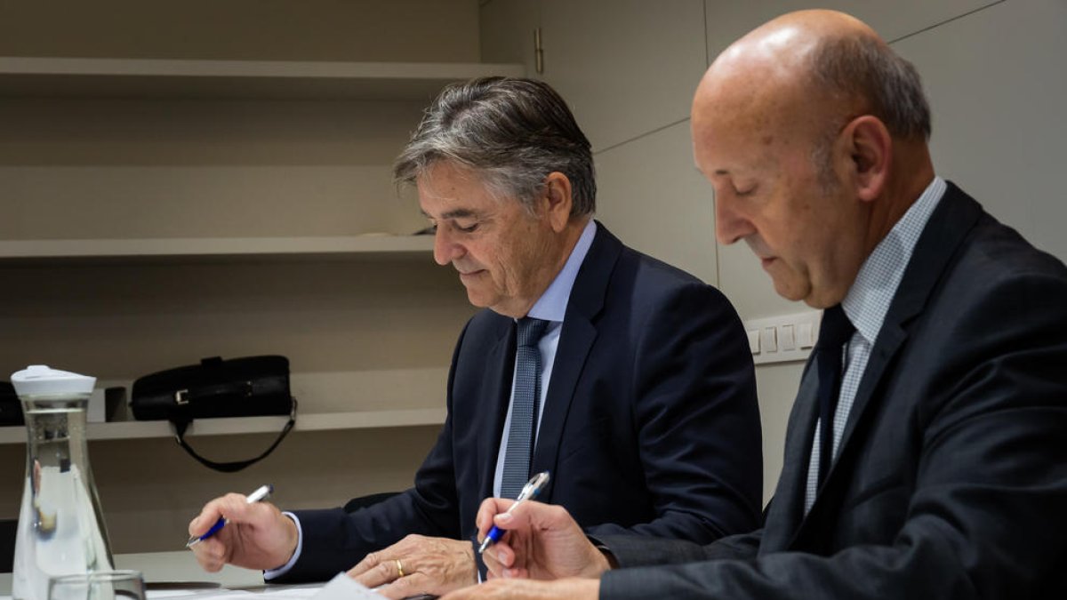Josep Maria Mas i Yves Baduel han signat el conveni