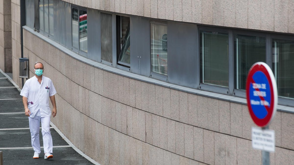 Un metge es dirigeix cap a l'hospital