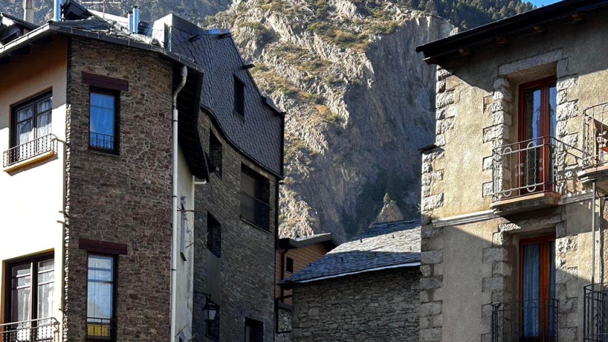 Casa Federica, al centre de la imatge.