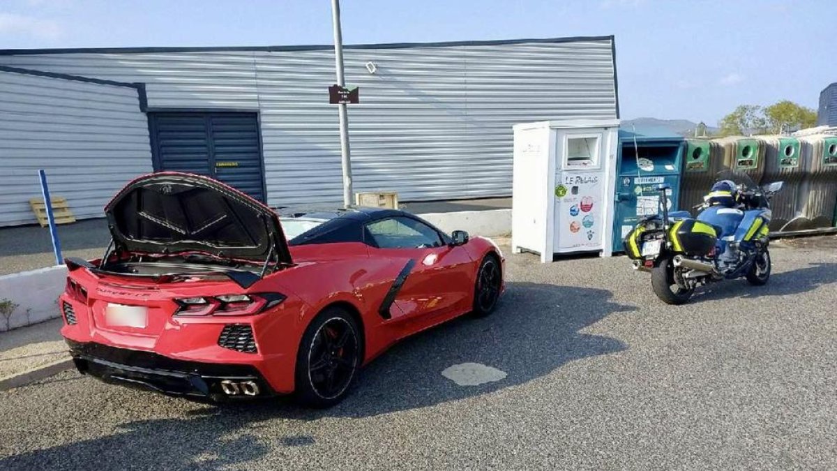 El vehicle Chevrolet Corvette C8 va quedar immobilitzar per la gendarmeria