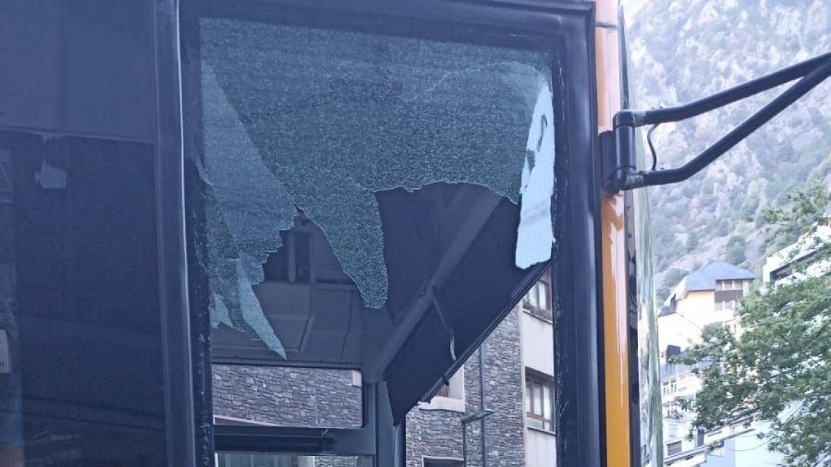 El vidre de la porta del bus trencat