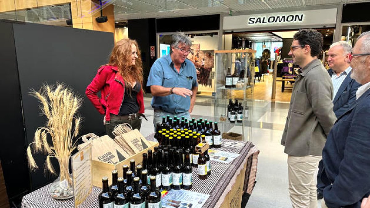 El ministre Casal a la inauguració de la mostra.