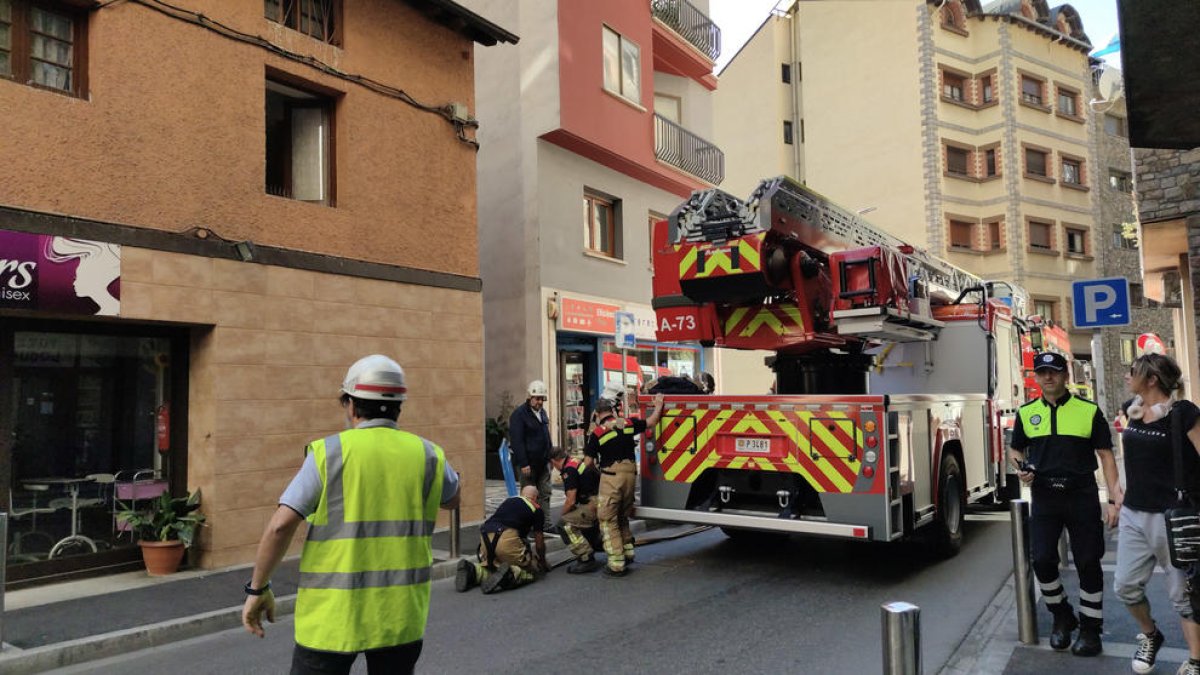 Els bombers a l'avinguda del Pessebre d'Escaldes on s'ha produït l'incendi