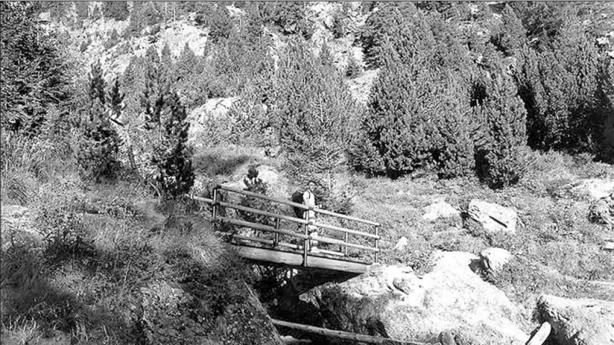 Un excursionista posant en un pont del Comapedrosa.
