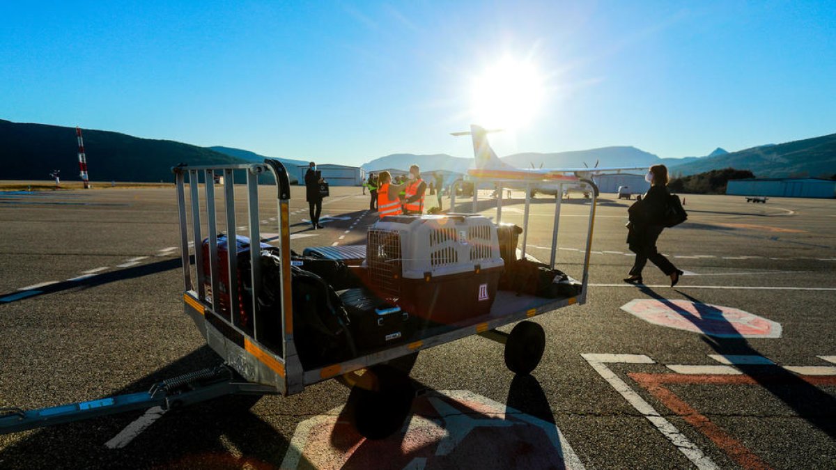 Passatgers d'un vol a Madrid a l'aeroport d'Andorra-la Seu.