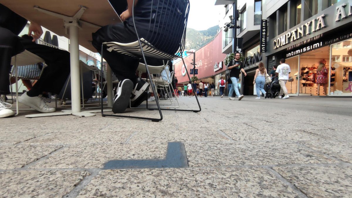 Una de les marques al terra de Meritxell per delimitar una terrassa.