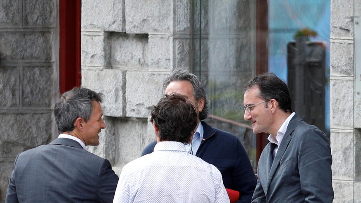 Astrié saludant el president de l'FC Andorra.