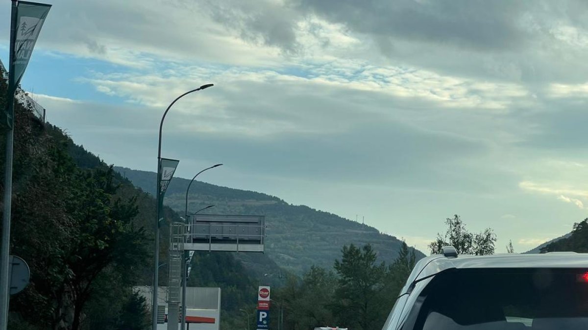 Cues de 3 quilòmetres per sortir cap a Espanya