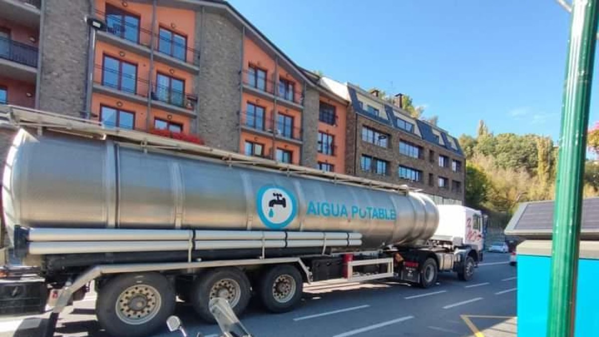 Una cisterna plena d'aigua de camí a la Massana