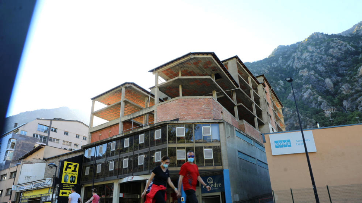 La parcel·la a mig construir on es faran els pisos del Cedre.