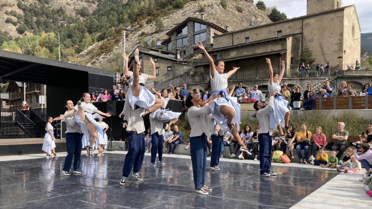 L'espectacle d'aquest migdia dels tres esbarts andorrans: Santa Anna, Sant Romà i Valls del Nord.