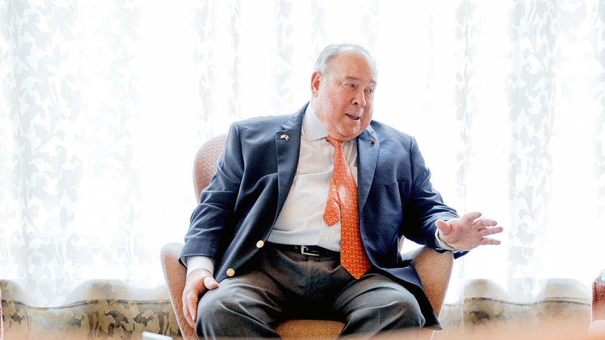 Eduardo Aguirre en un moment de l'entrevista del Diari.