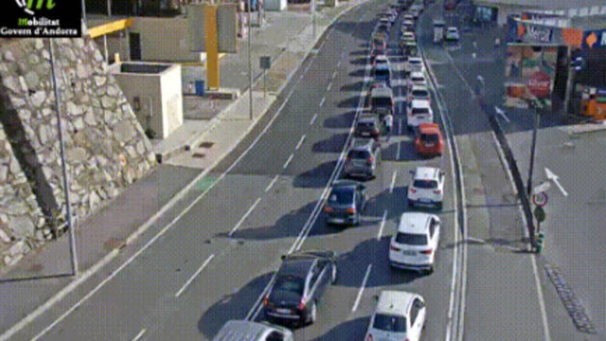 Cues a Sant Julià per sortir del país.