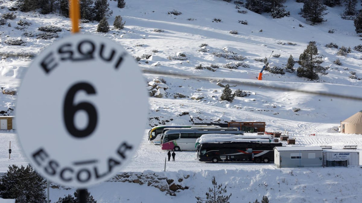 Pràctica d'esquí escolar.