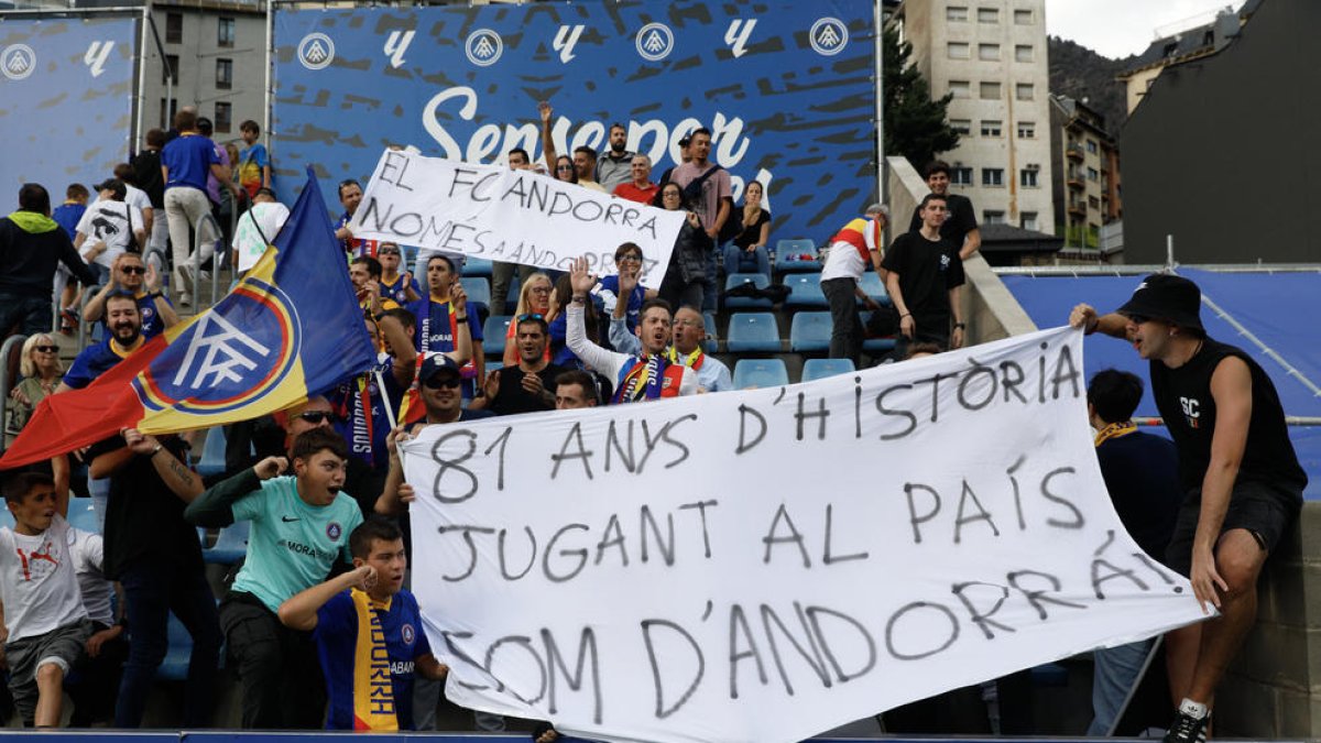 Seguidors de l'FC Andorra reclamant ahir que el club segueixi al país