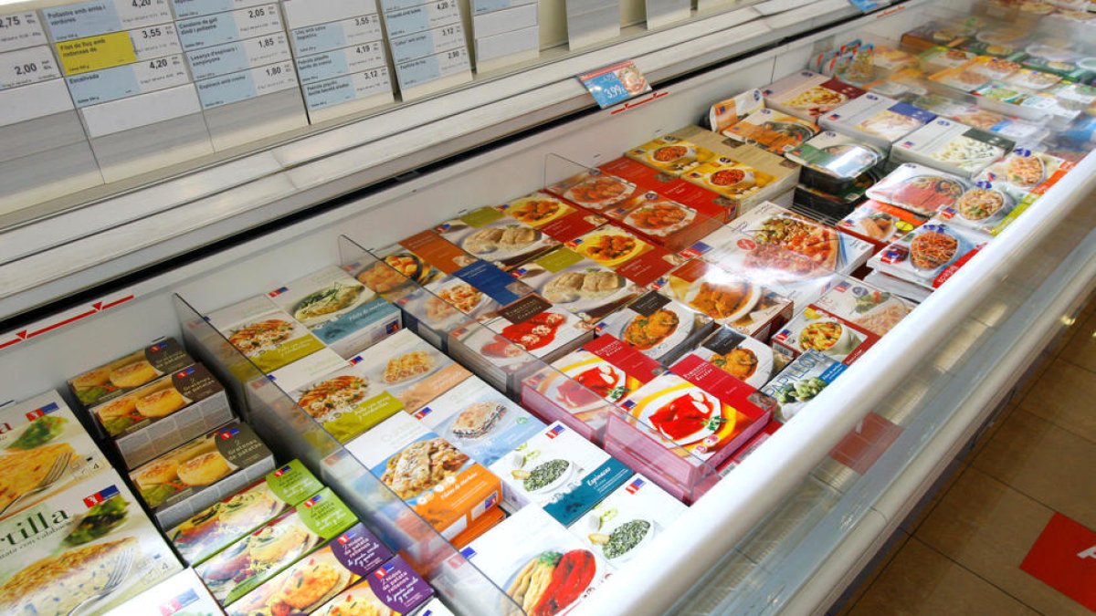 Aliments en una botiga de congelats.