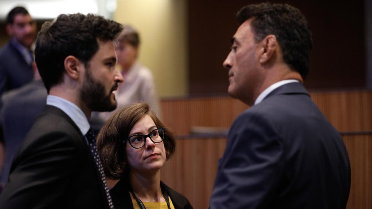 Núria Segués i Cerni Escalé amb el ministre Raul Ferré avui al Consell