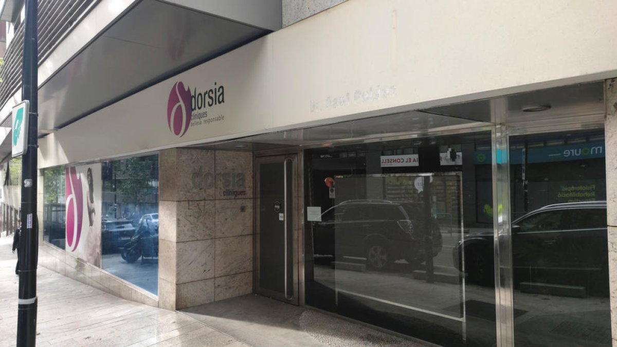 Els locals mantenen la retolació tot i la demanda de retirar-los.
