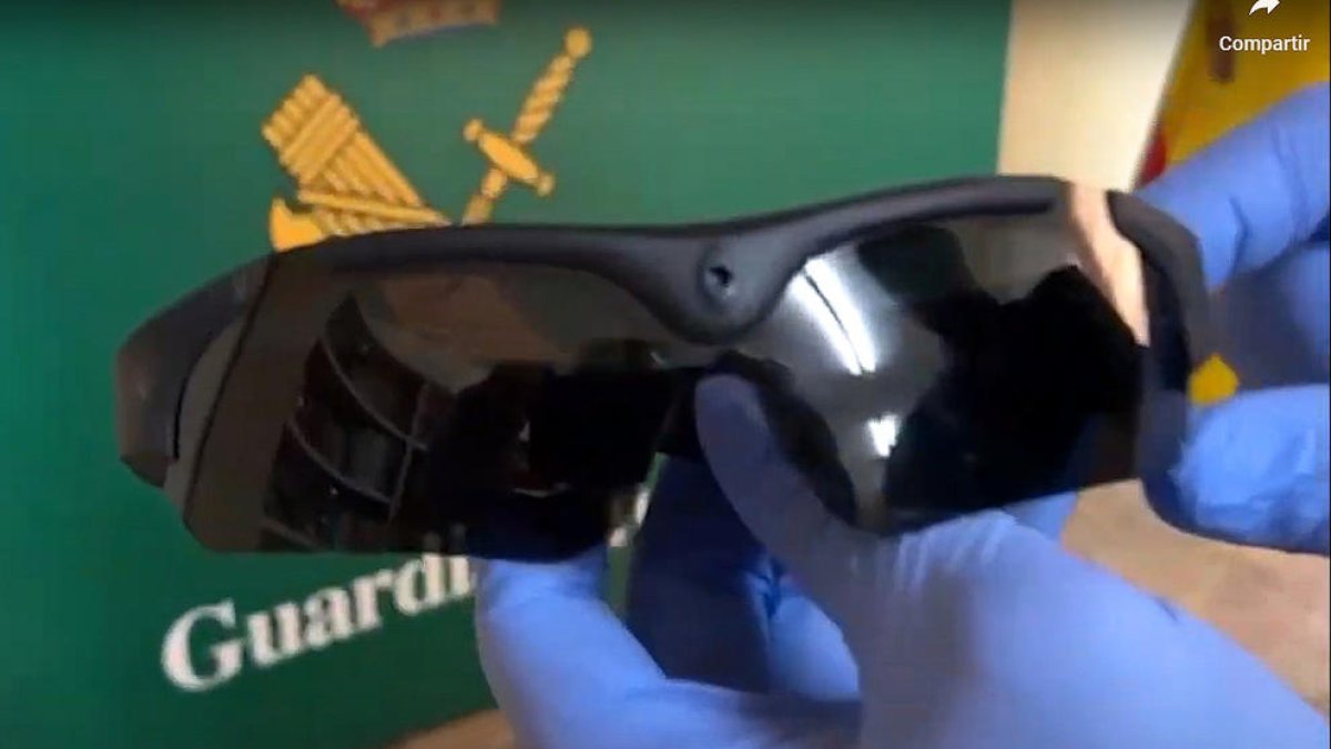 Les ulleres amb videocàmera requisades.