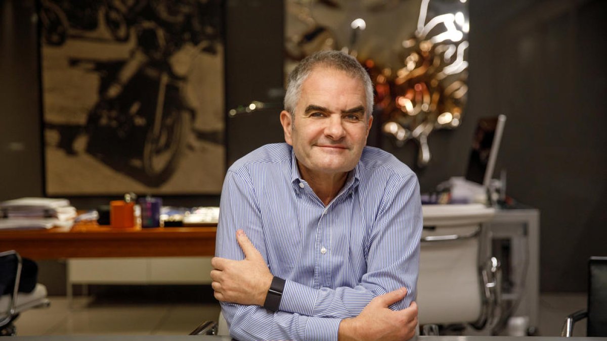 Isidre Bartumeu amb un exemplar del llibre que presenta avui.