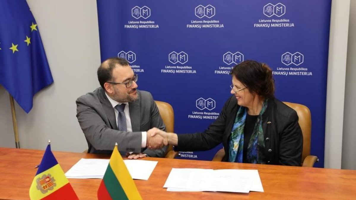 El director del departament de Tributs i Fronteres, Carles Ferreira, va rubricar a Vilnius el CDI amb Lituània