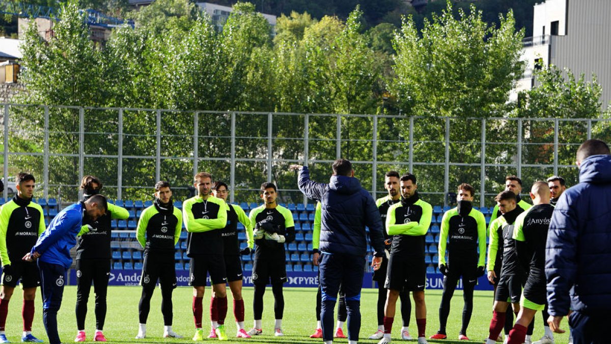 L'FC Andorra va fer la darrera sessió d'entrenament abans de viatjar.
