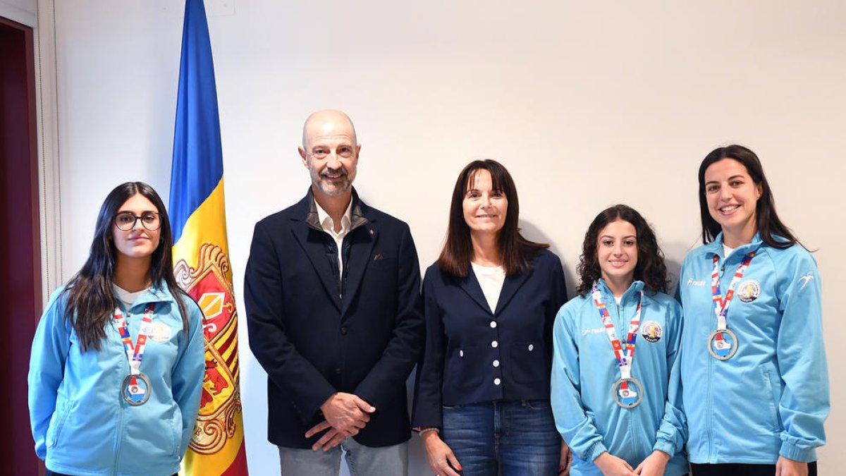 Xavier Herver i les medallistes, amb la ministra.