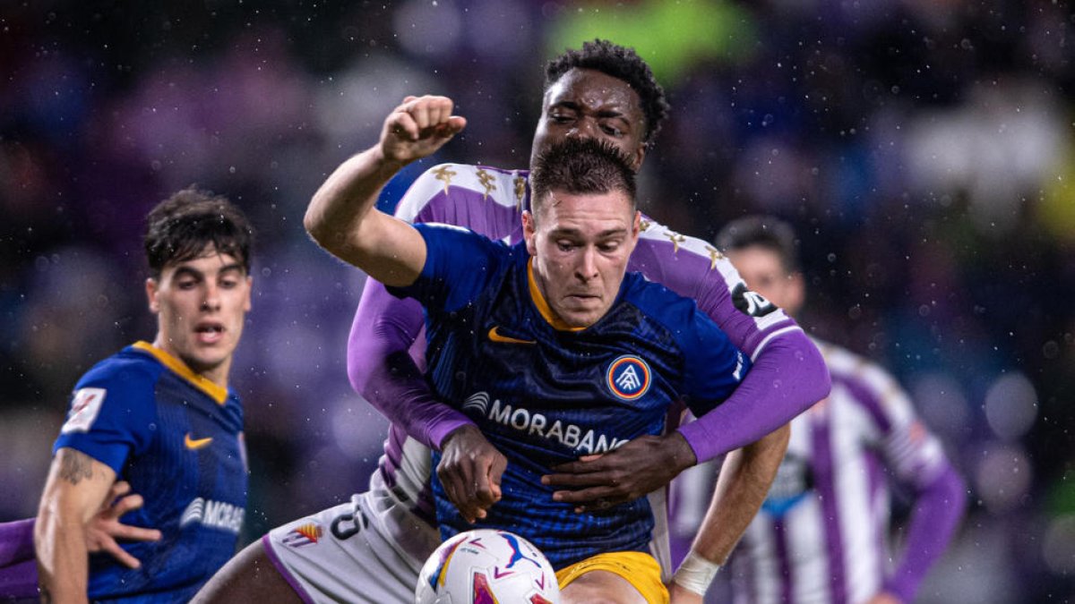 Un moment del partit disputat ahir al José Zorrilla.