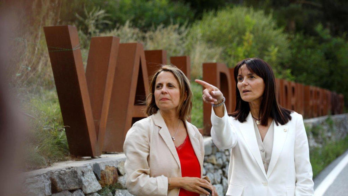 La cònsol, Rosa Gili, i la ministra Mònica Bonell, davant del terreny.