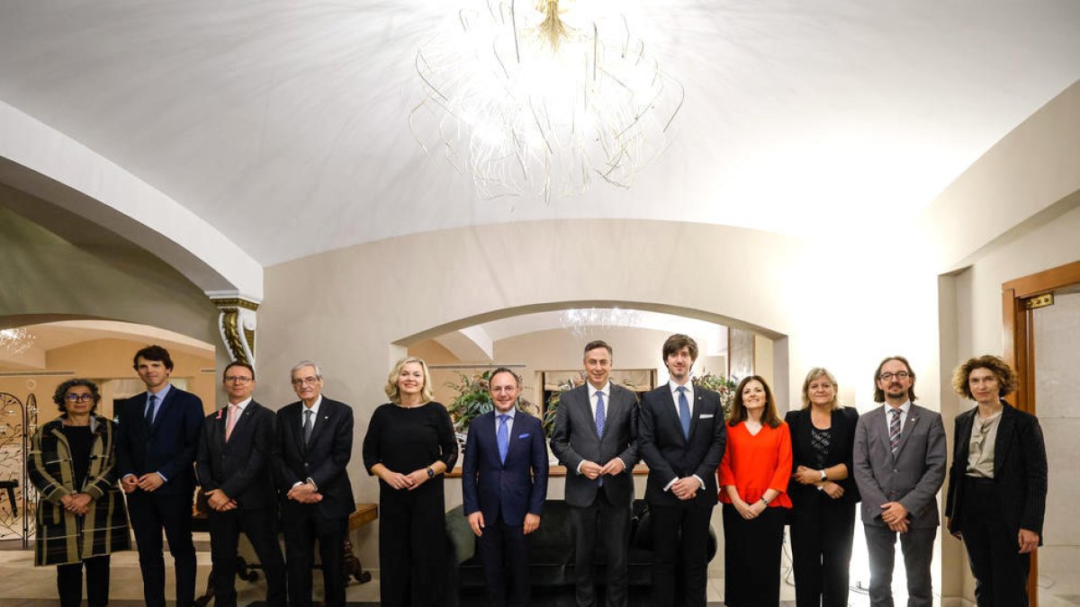 Els representants europeus amb membres de Govern, els síndics i consellers.