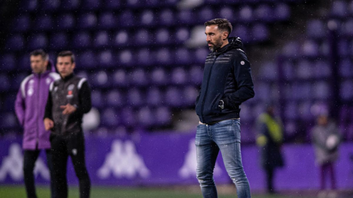 El tècnic tricolor, Eder Sarabia, donant instruccions ahir a Valladolid.