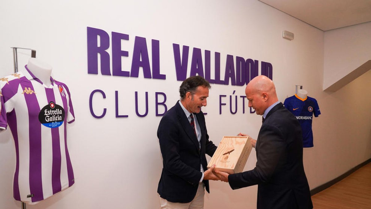 El club va rebre un obsequi commemoratiu.