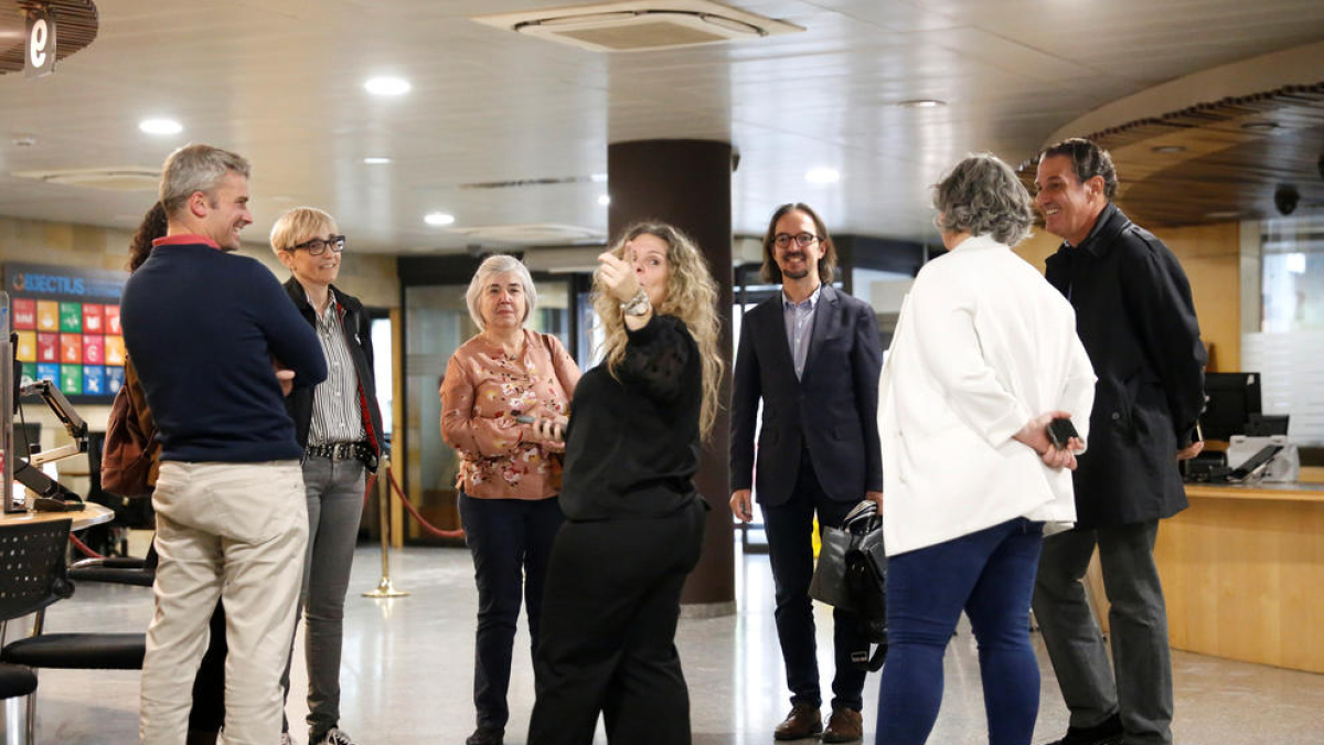 Alguns del membres de la Visura Ciutadana amb Landry Riba.