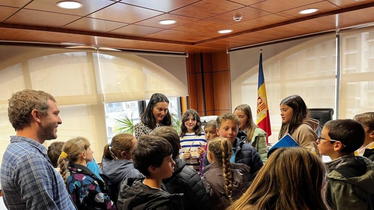 Els alumnes de 5è de l'escola andorrana de la Massana han visitat avui el comú de la Massana