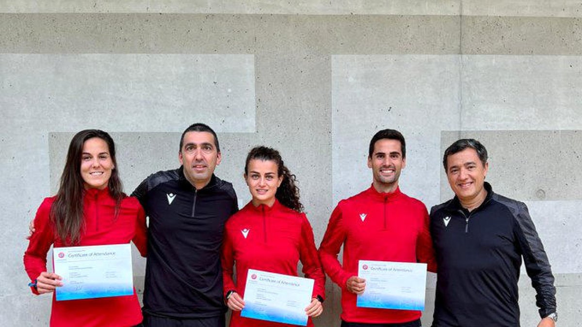 Fernández, San Juan i Vilanova, de vermell.