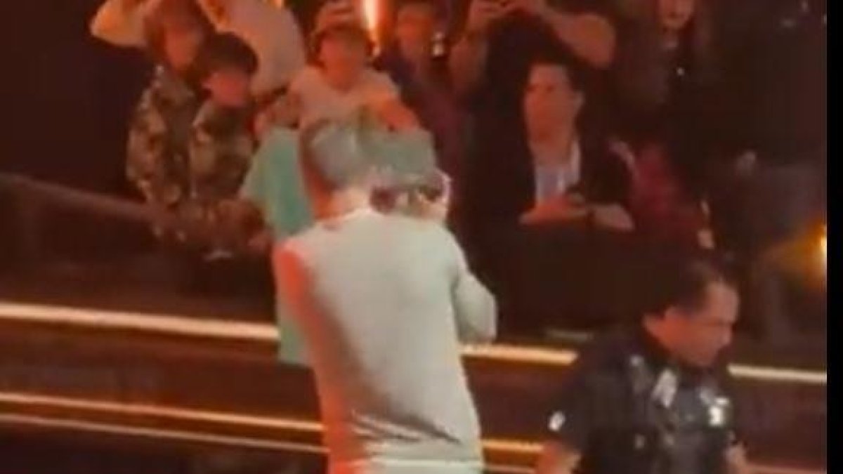 Gerard Piqué cau d'un escenari