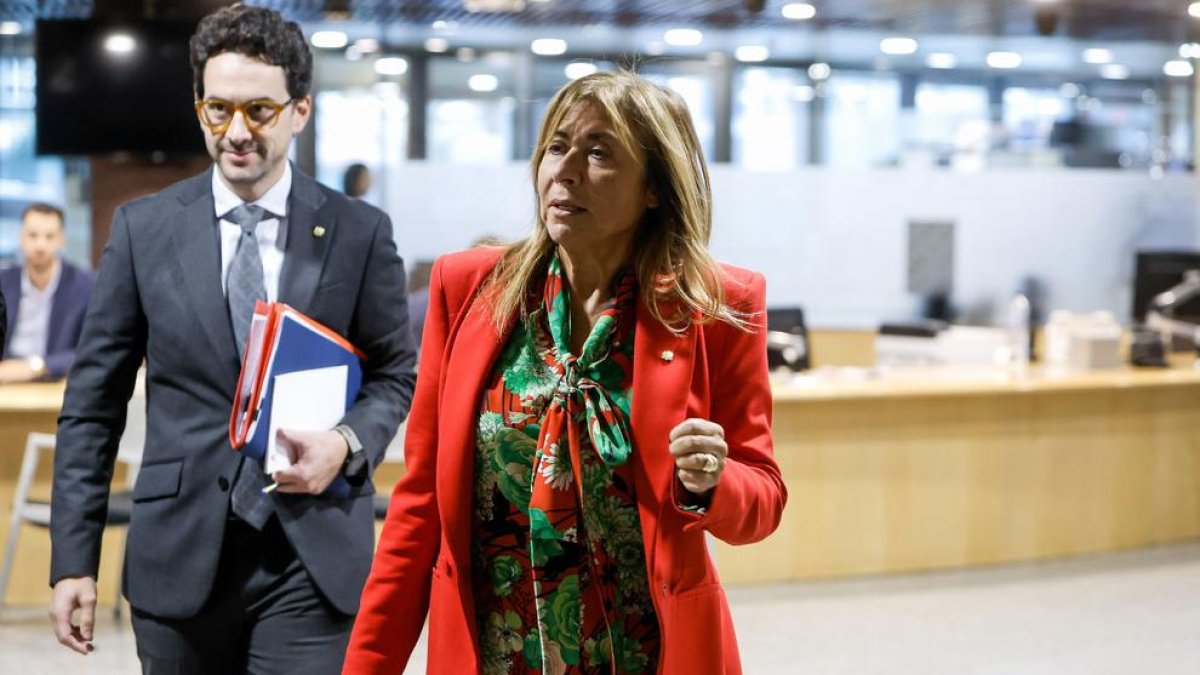 La ministra Conxita Marsol amb el ministre Guillem Casal abans de la roda de premsa d'aquesta tarda