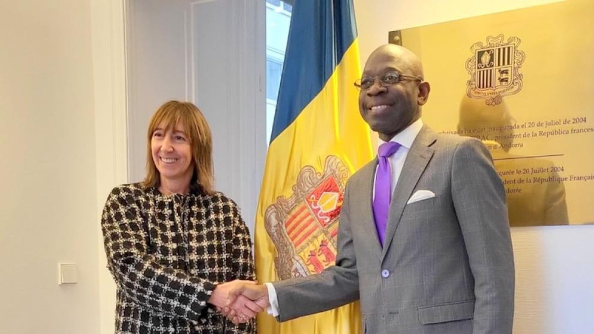 Eva Descarrega amb l'ambaixador de Guinea Ecuatorial Carmelo Nvuono Nca