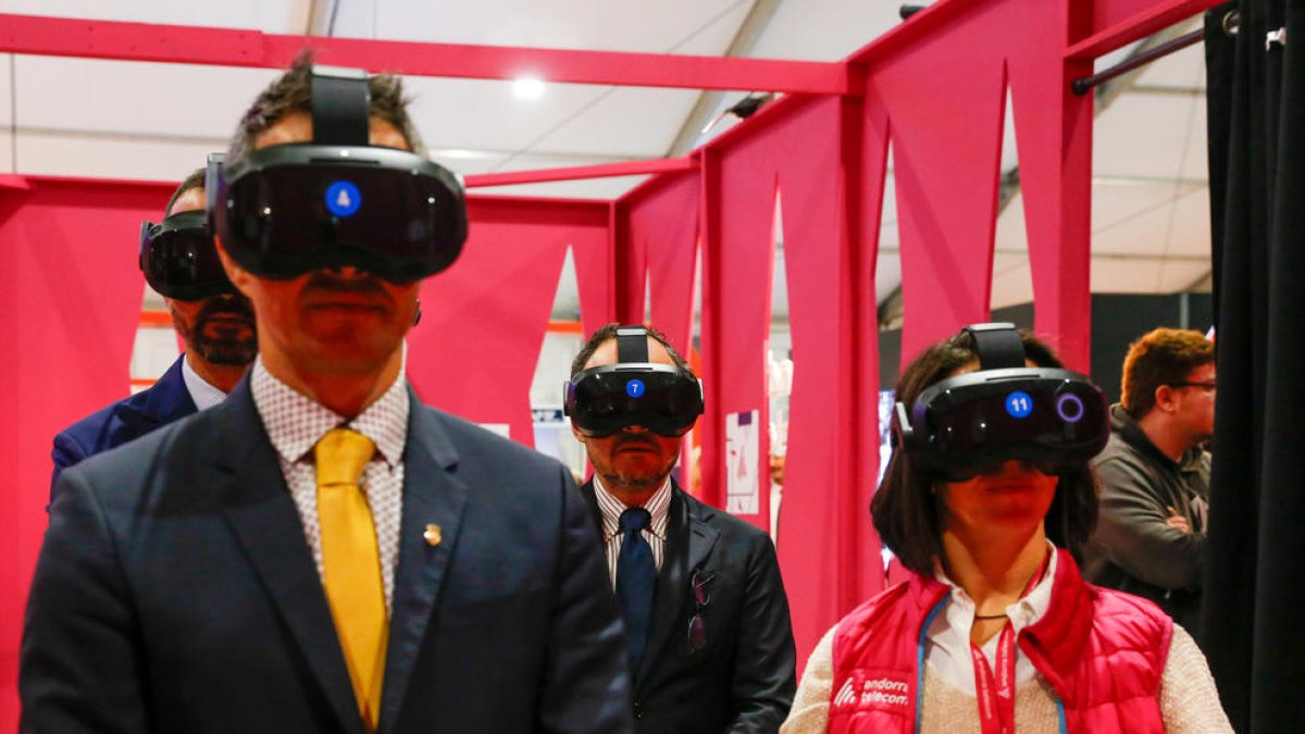 El cap de Govern a l'estand d'Andorra Telecom.