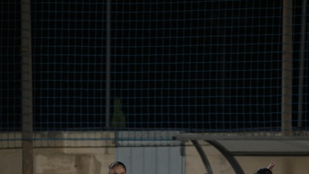 Marina Fernández prova una acció ofensiva.