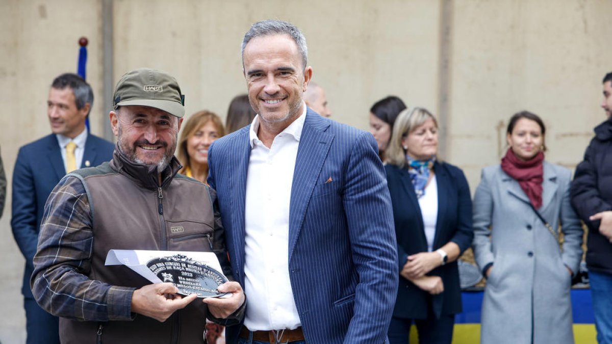 Alain Cabanes amb un dels ramaders.