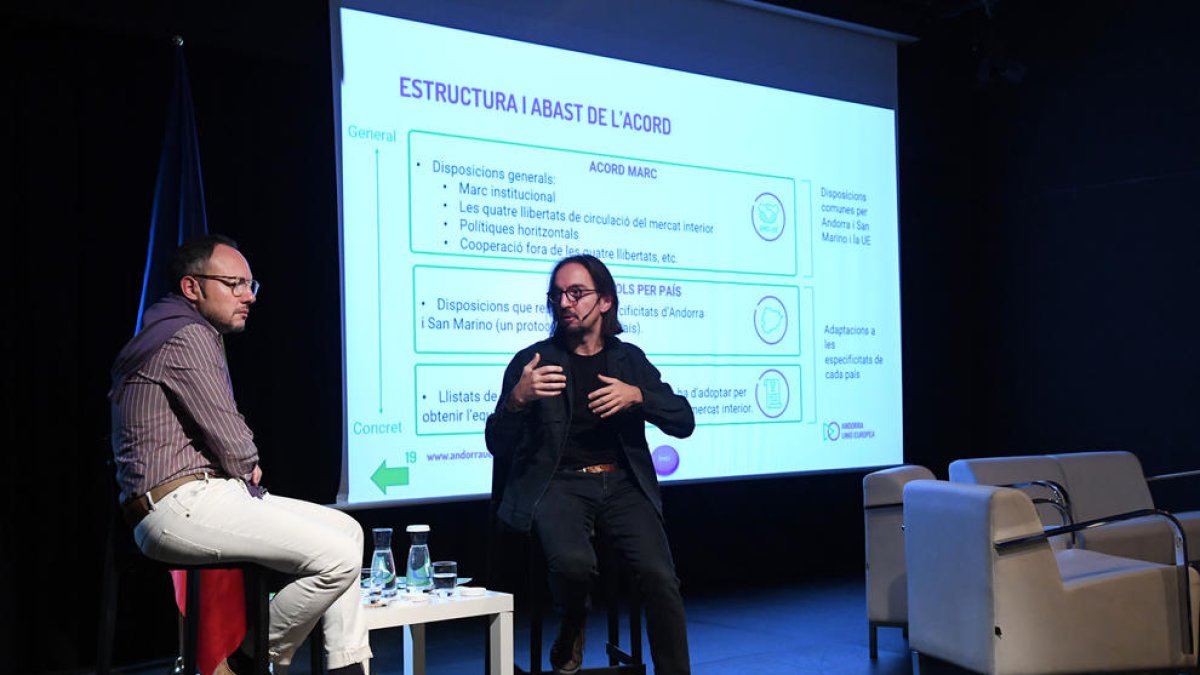 Espot i Riba en la conferència per explicar als joves les oportunitats i reptes que suposa l'acord amb la UE