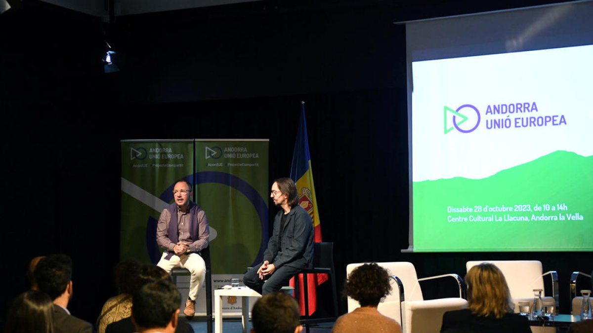 Espot i Riba, ahir durant la conferència a la Llacuna.