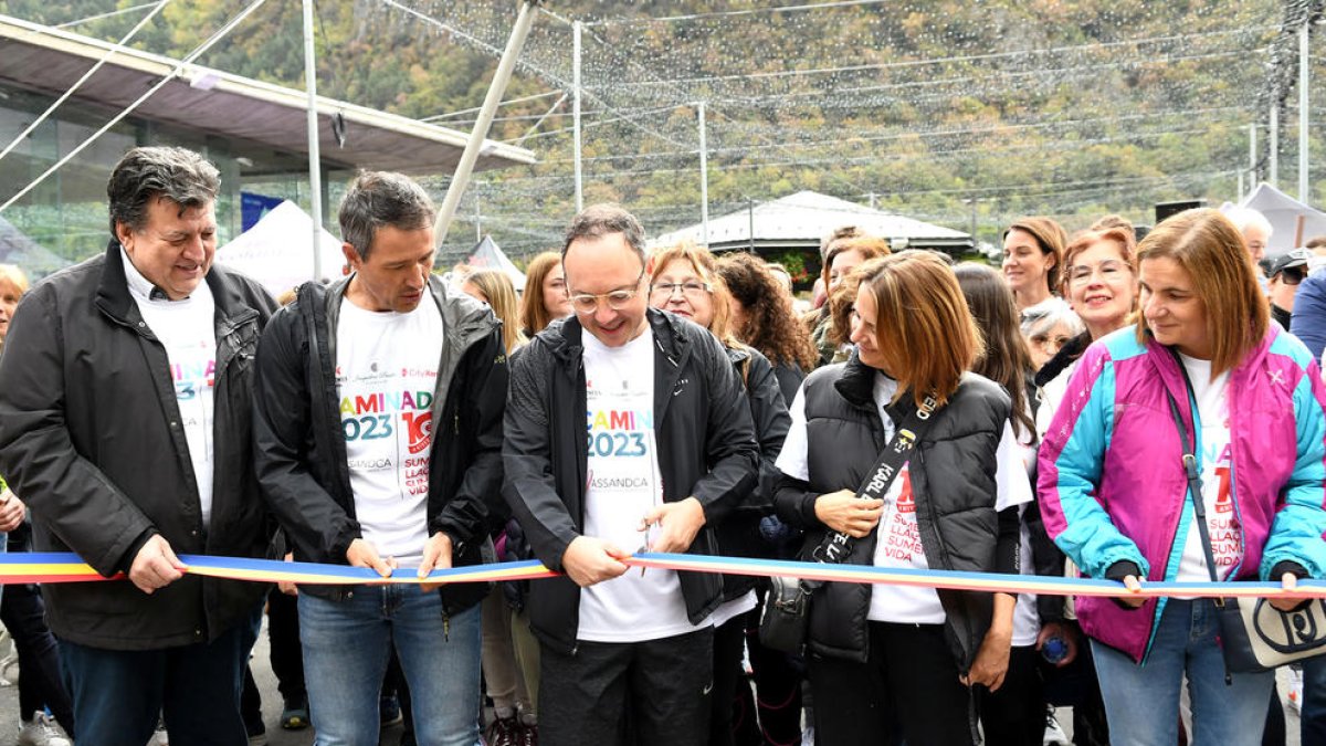 Autoritats polítiques, ahir a la plaça del Poble per la caminada.