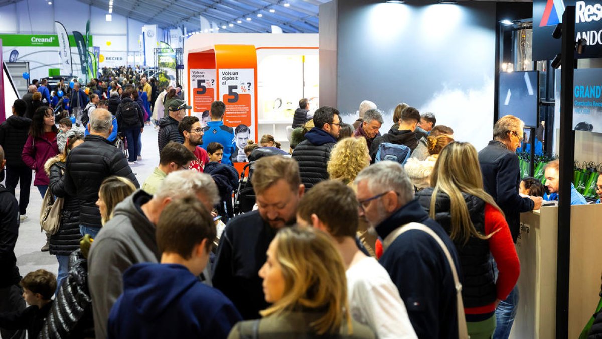 Visitants en un estand.