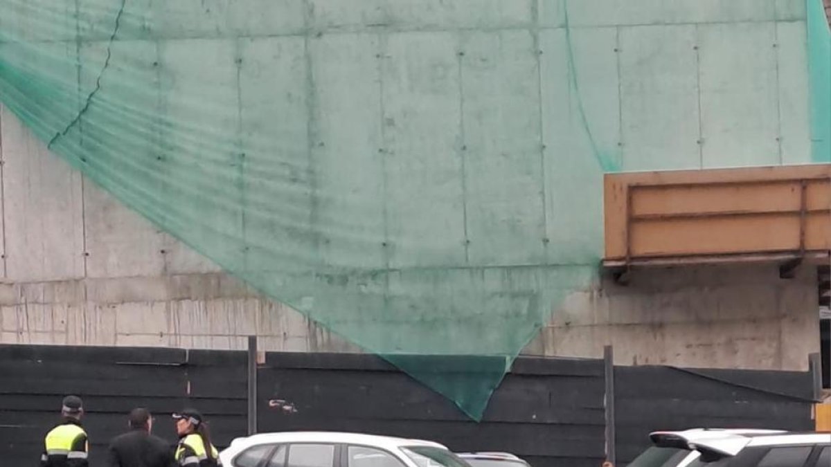 El vehicle desfrenat aquest matí al pàrquing Clot 19