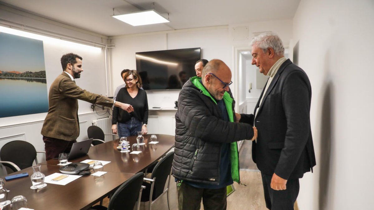 Representants de la patronal i del sindicat en acabar la reunió, ahir.
