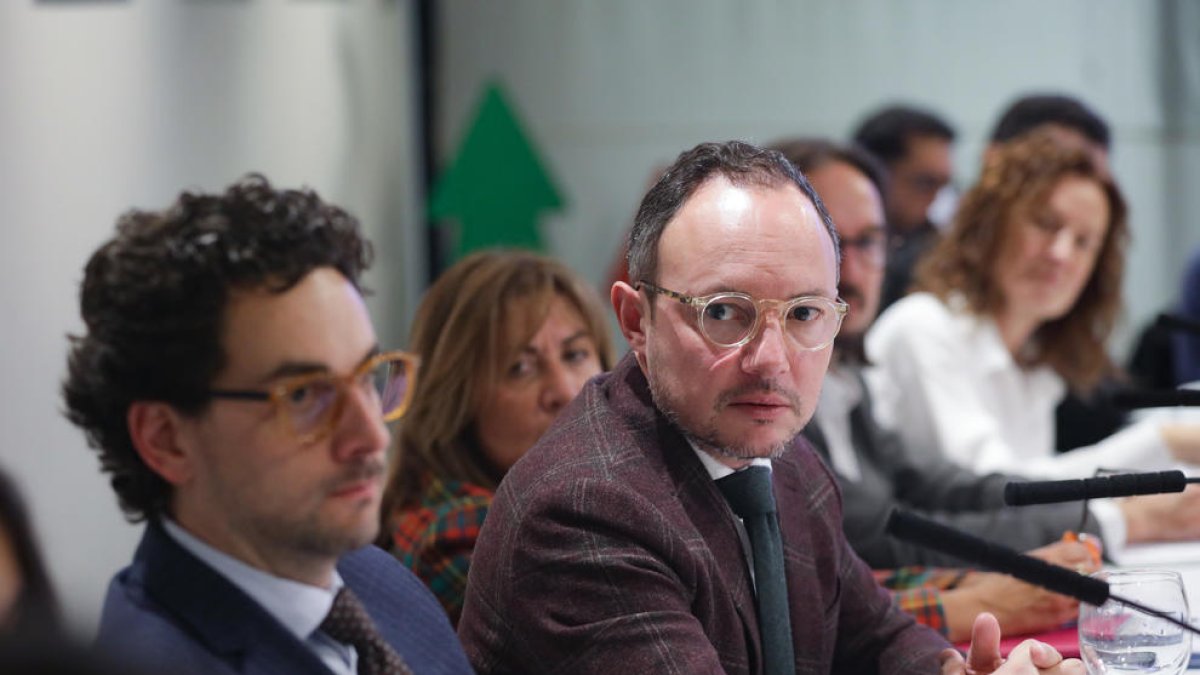 El cap de Govern, Xavier Espot, entre els ministres Guillem Casal i Conxita Marsol.